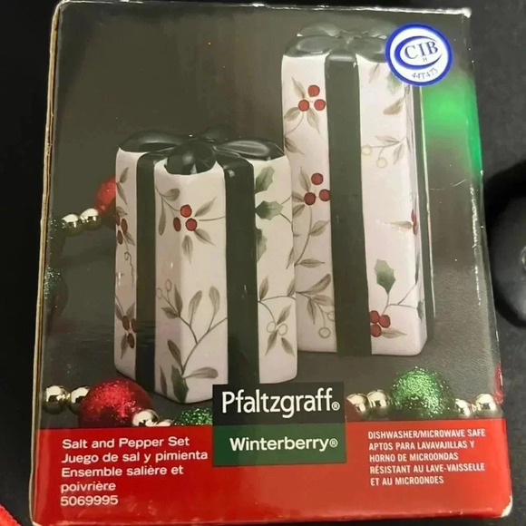 PFALTZGRAFF Winterberry Christmas Present Bow SALT & PEPPER SHAKERS NIB - Picture 5 of 5